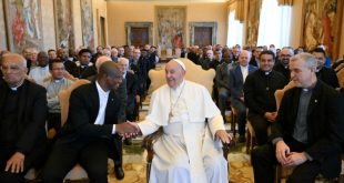O Papa: não se faz nada na vida religiosa e no apostolado sem oração